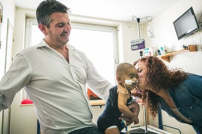 Cádiz, junto a sus padres Rafael Villalobos y Marisol Carrillo, tres semanas después del trasplante de hígado, en una de las habitaciones de la planta séptima de la torre de la maternidad, en La Paz. Los progenitores contaban orgullosos que la pequeña había ganado un kilo desde entonces.