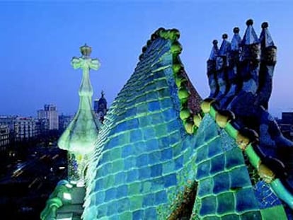 Un icono típico de Gaudí, el dragón, recorre el tejado de la Casa Batlló, en Barcelona, ejemplo depurado del arte modernista.