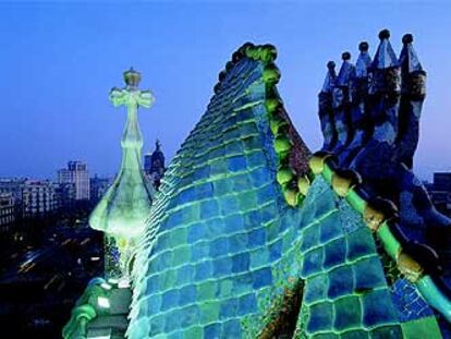 Un icono típico de Gaudí, el dragón, recorre el tejado de la Casa Batlló, en Barcelona, ejemplo depurado del arte modernista.