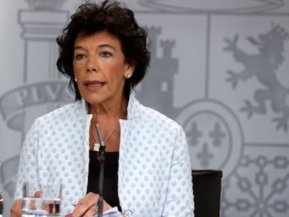 La ministra Isabel Celaá tras el último Consejo de Ministros.