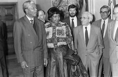 Nelson e Winnie Mandela junto ao líder sindical Marcelino Camacho e outras pessoas, em julho de 1991.