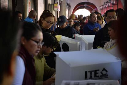 Ciudadanos asisten a un centro de votación en Tlaxcala.