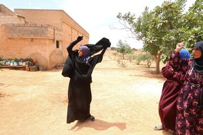 Una mujer se quita el niqab después de que las Fuerzas Democráticas Sirias tomaran el control de la ciudad de Manbij.