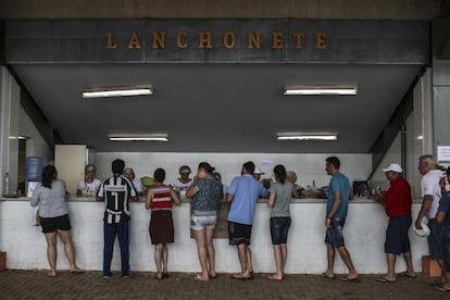 Grupo de pessoas que perderam suas casas e empregos recebe ajuda num centro humanitário em Mariana.