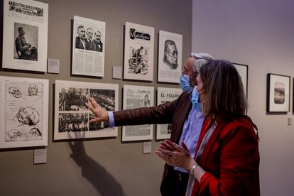 El comisario de la exposición, Publio López Mondéjar y la consejera de Cultura y Turismo de la Comunidad de Madrid, Marta Rivera de la Cruz, durante la inauguración de la exposición ‘Galdós en el laberinto de España'.