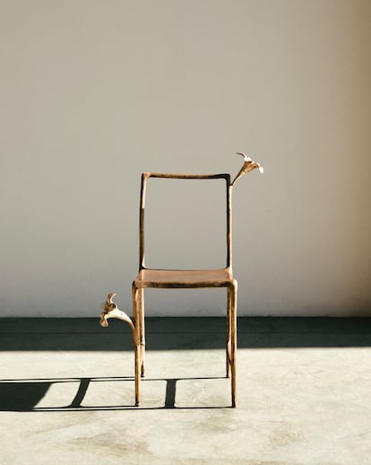 Conie Vallese concibió su colección de sillas Bronze Bloom en una residencia en la milanesa Fonderia Artistica Battaglia.