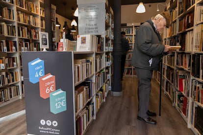 Varias personas miran libros de segunda mano en la librería Re-Read de la calle General Martínez Campos, en Madrid. 