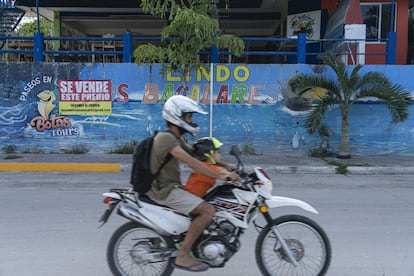 El pueblo de Bacalar ha crecido en los últimos seis años por el aumento del turismo. La falta de planeación ha provocado problemas de drenaje que afectan a la laguna.