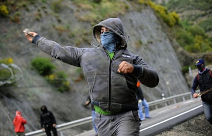 Mineros lanzan piedras contra guardias civiles en Ciñera.