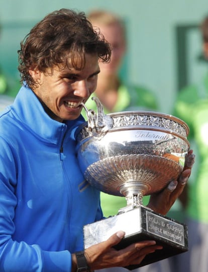 Nadal, con el trofeo.