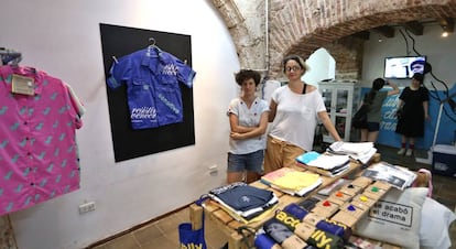 La cubana Idania del Río y la española Leire Fernández en su tienda de diseño de la Habana. 