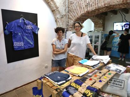 La cubana Idania del Río y la española Leire Fernández en su tienda de diseño de la Habana. 