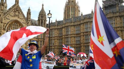 Críticos y partidarios del Brexit se manifiestan frente al Parlamento británico, el pasado 5 de septiembre.