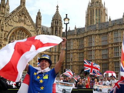 Críticos y partidarios del Brexit se manifiestan frente al Parlamento británico, el pasado 5 de septiembre.