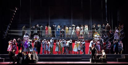 Escena de la corrida de toros al final del segundo acto de ‘La Dolores’, el en el Teatro de la Zarzuela.
