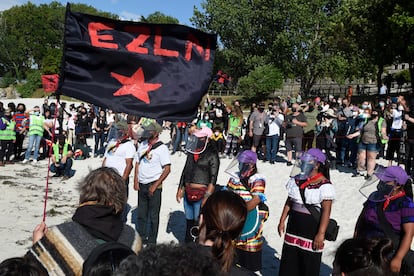 Miembros de la delegación zapatista en la playa de Carril, durante la bienvenida del Escuadrón 421