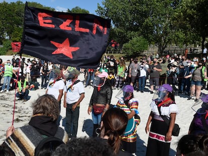 Miembros de la delegación zapatista en la playa de Carril, durante la bienvenida del Escuadrón 421 este martes