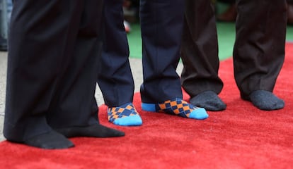 <p>Trudeau sabe apreciar la versatilidad y elegancia del clásico traje color azul marino, y además darle un toque juvenil a su apariencia con los llamados fun socks, o calcetines alegres debido a sus llamativos colores. Y esta capacidad de mezclar lo clásico con lo divertido se ha convertido en una de sus armas secretas. </p><br> <p> <p>En la imagen el primer ministro Justin Trudeau en Toronto celebrando el 39º desfile anual del Día de Khalsa, una fiesta que celebra la cosecha y que marca el inicio del nuevo año en el calendario solar. </p> <br> <p>