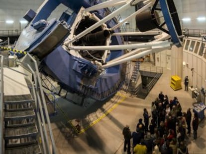 Un grupo recibe explicaciones del funcionamiento de un telescopio durante las I Jornadas de Astroturismo en el observatio astrofisico de Calar Alto.