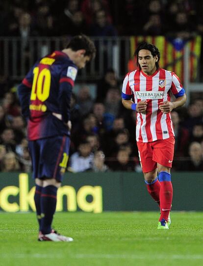 Falcao pasa por delante de Messi después de marcar el primer gol.