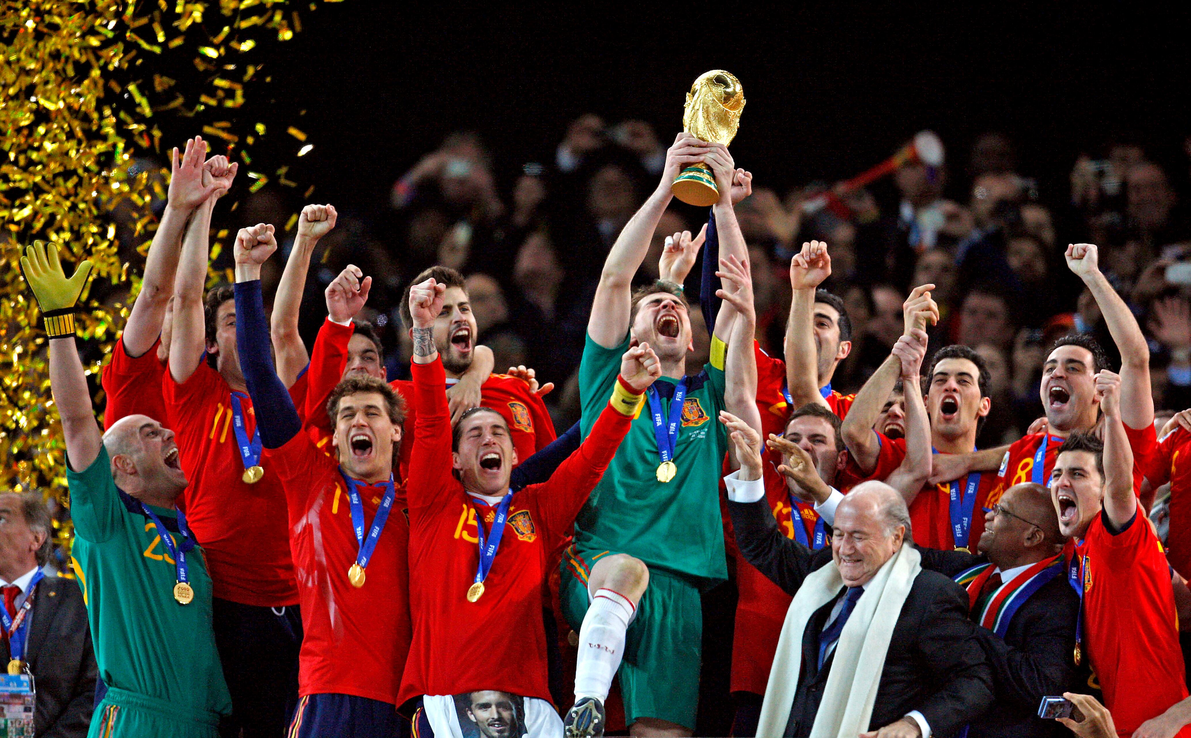 Iker Casillas levanta al cielo la Copa del Mundo conquistada el 11 de julio de 2010 en Johannesburgo (Sudáfrica).