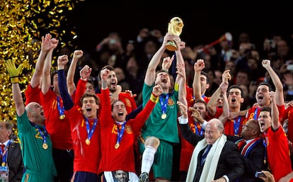 Iker Casillas levanta al cielo la Copa del Mundo conquistada el 11 de julio de 2010 en Johannesburgo (Sudáfrica).