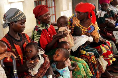 Un grupo de mujeres aguardan con sus bebés en el centro clínico de Mutumba (Burundi), en el área de VIH.