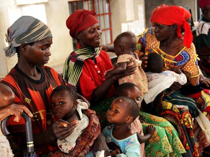 Un grupo de mujeres aguardan con sus bebés en el centro clínico de Mutumba (Burundi), en el área de VIH.
