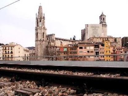 Paso elevado de las vías de Renfe con la catedral de Girona al fondo.