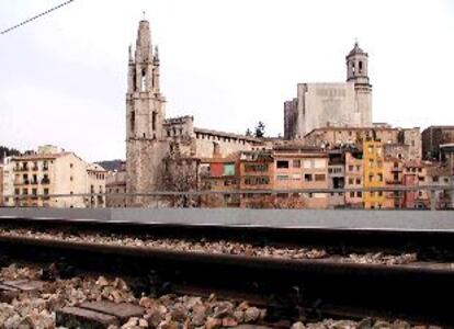 Paso elevado de las vías de Renfe con la catedral de Girona al fondo.