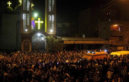 Las ambulancias se abren paso junto a la iglesia cairota.