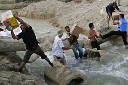 Trabajadores de Médicos sin Fronteras transportan ayuda humanitaria a través del río Litani hacia el sur de Líbano.