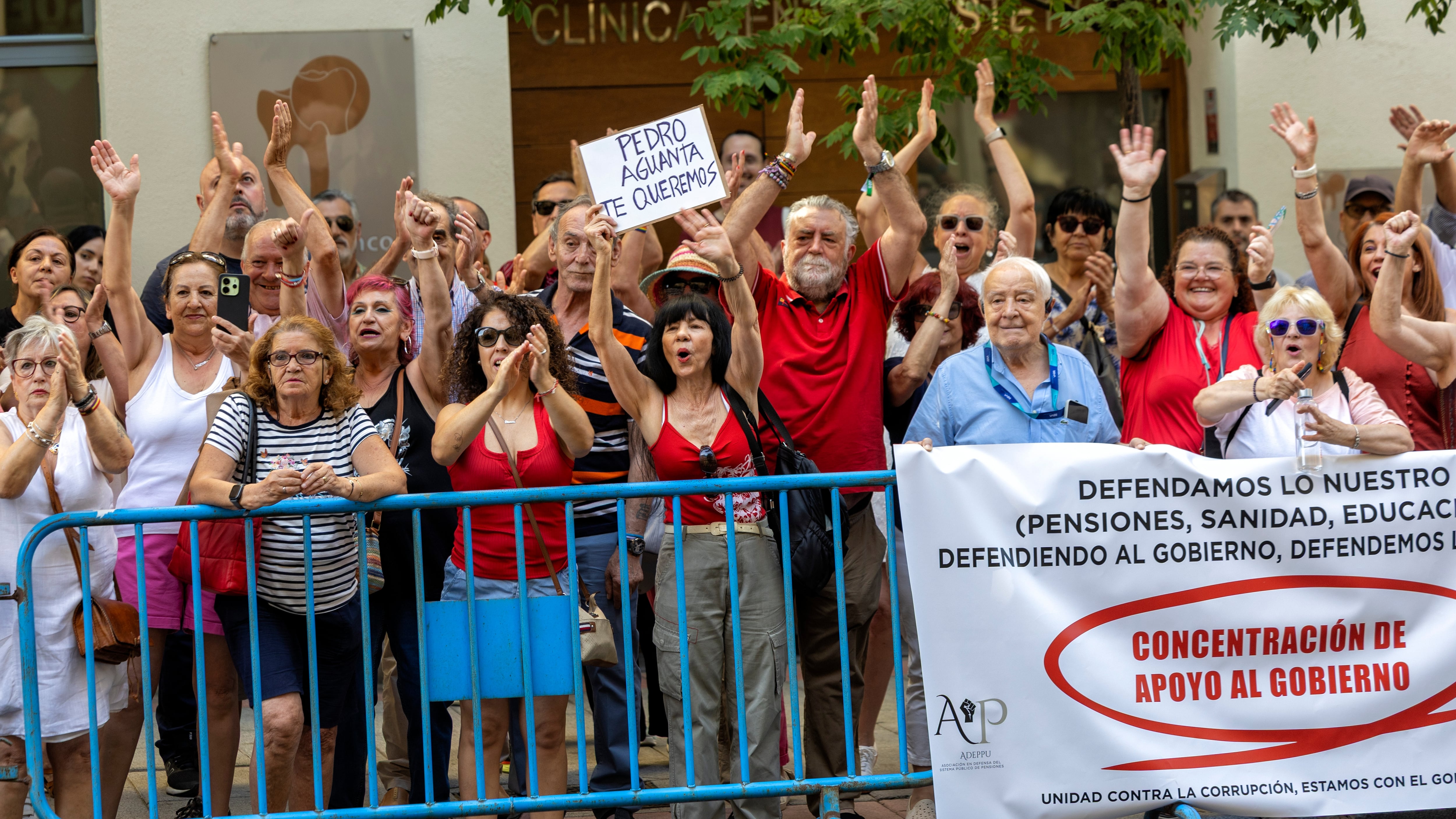 Las mujeres detrás de la valla que aún gritan por el PSOE