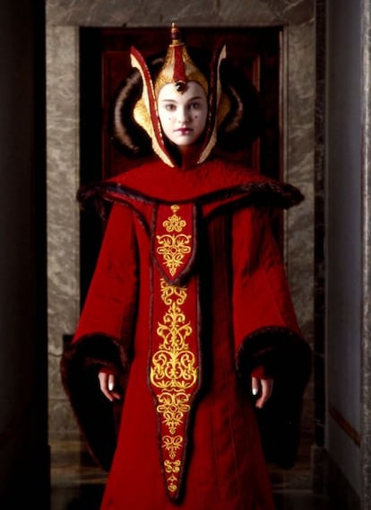 Parecidos razonables: la reina Amidala en el Episodio I (1999) y abriendo este artículo, el desfile de Alexander McQueen o-i 2008