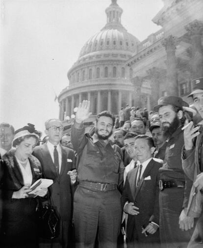 Fidel Castro saluda, brazo en alto, sonriente, frente al Capitolio en Washington. Cursó una visita al Comité de Relaciones Exteriores del Sanado, durante la que conversó con varios miembros de dicho comité. Esta imagen fue tomada el 17 de abril de 1959.