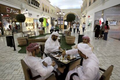 Ciudadanos cataríes se relajan en un café del centro comercial Villagio, en Doha.