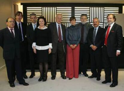 Reunión del jurado de los Premios Ortega y Gasset de Periodismo. De izquierda a derecha, Jesús Ceberio, Rafael Argullol, Javier Moreno, Clara Sánchez, Alain Touraine, Aitana Sánchez Gijón, Joaquín Estefanía, Darío Arizmendi y Juan Luis Cebrián.