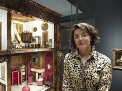 Jessie Burton y la casita de mu&ntilde;ecas que inspira su novela, en el Rijksmuseum.