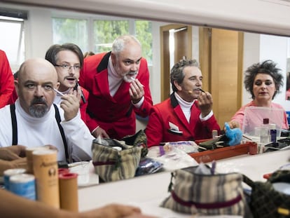 De izquierda a derecha, Suso Alonso, César Goldi, Borja Fernández, Manuel Cortés, Miguel de Lira y Patricia de Lorenzo se caracterizan para interpretar Annus horribilis.