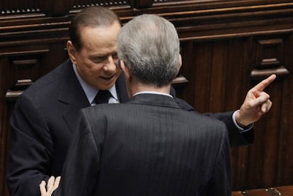 Berlusconi conversa con el primer ministro, Mario Monti (de espaldas), en el Parlamento italiano.