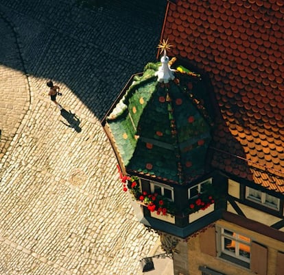 Una persona pasea por las empedradas calles de Rotemburgo, en Alemania.