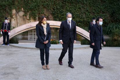 Meritxell Budó, Quim Torra y Pere Aragonès, en el cementerio de Montjuïc.