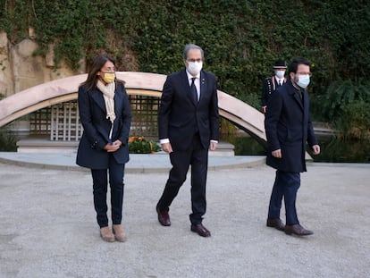 Meritxell Budó, Quim Torra y Pere Aragonès, en el cementerio de Montjuïc.