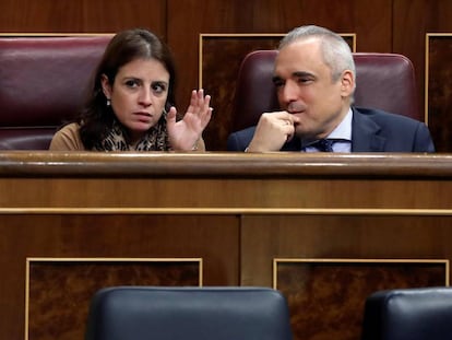 La portavoz del PSOE en el Congreso, Adriana Lastra, conversa con el diputado, Rafael Simancas.