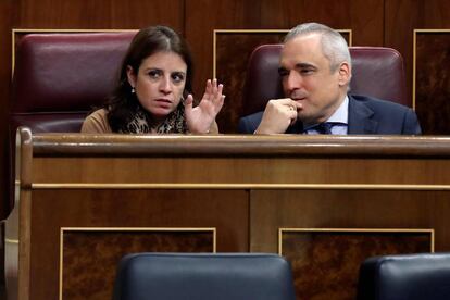 La portavoz del PSOE en el Congreso, Adriana Lastra, conversa con el diputado, Rafael Simancas.