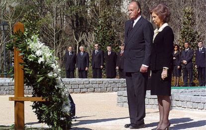 Los Reyes de España colocan este mediodía una corona de flores a la entrada del Bosque de los Ausentes.