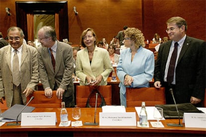 De izquierda a derecha, los consejeros Joaquim Nadal, Antoni Castells, Montserrat Tura, Marina Geli y Jordi Valls, ayer en el Parlamento catalán.