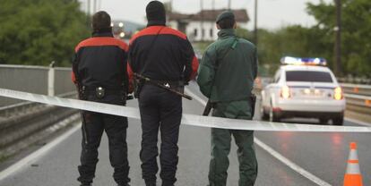 Agentes de la Ertzaintza y la guardia Civil tras un atentado en Leguitano (Álava) el 14 de mayo de 2008.