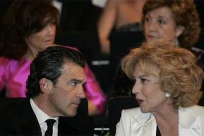 Antonio Banderas con Marisa Paredes.