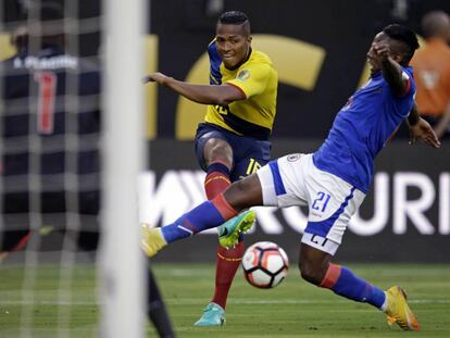 Antonio Valencia tira a puerta.